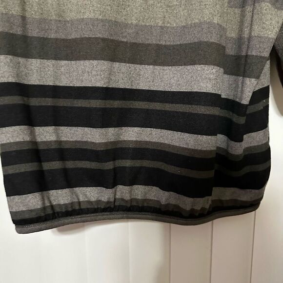 The Muses Lounge gray blouse with bat wings sleeves - Picture 2 of 5